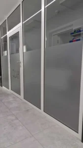 folie matowe na oknach i drzwiach gabinetu dentystycznego