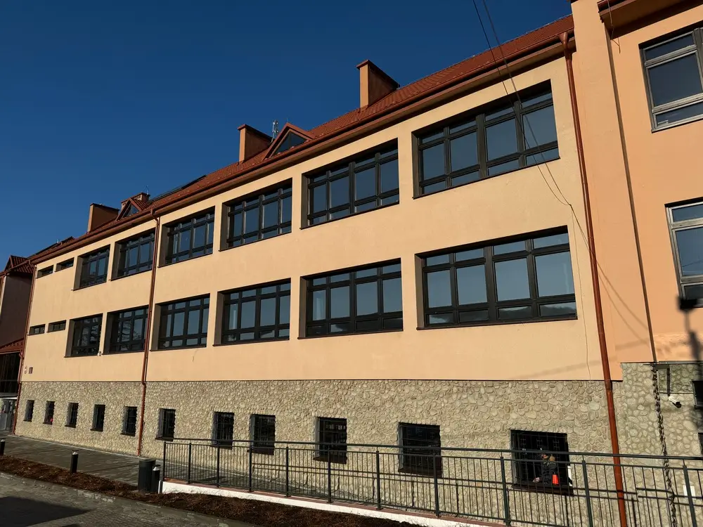 folie przeciwsłoneczne na budynku