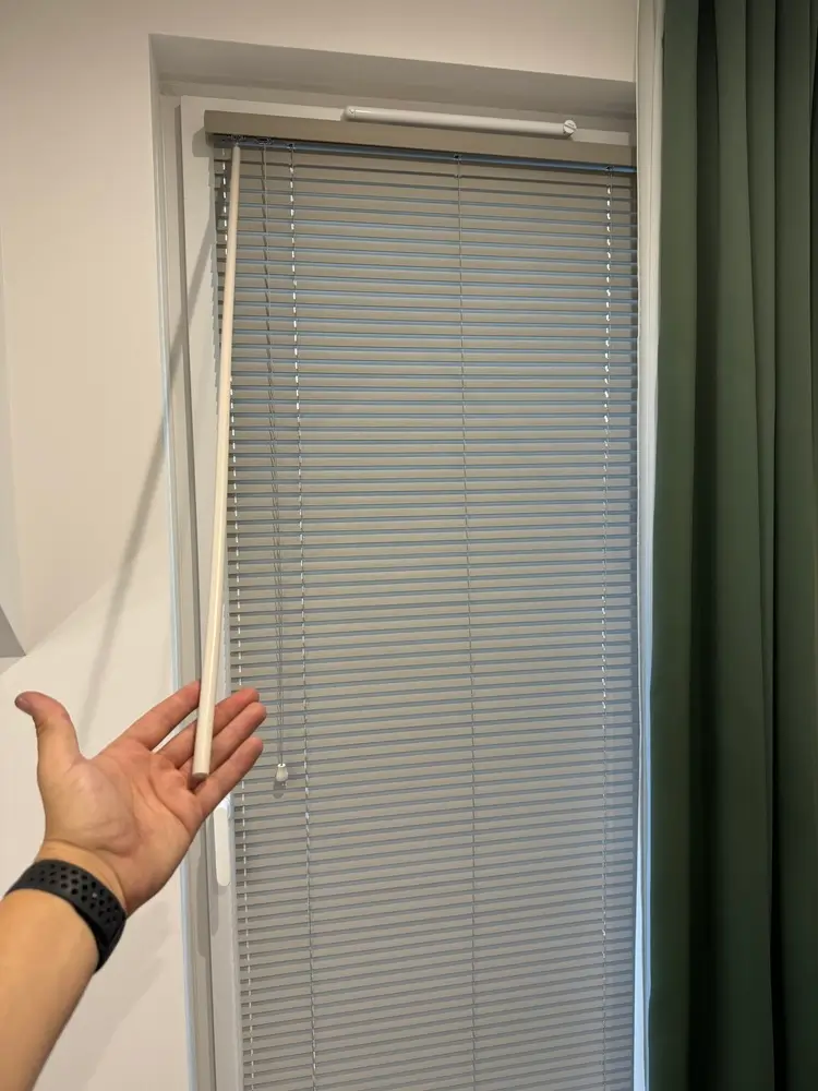 prezentacja działania żaluzji drewnianej