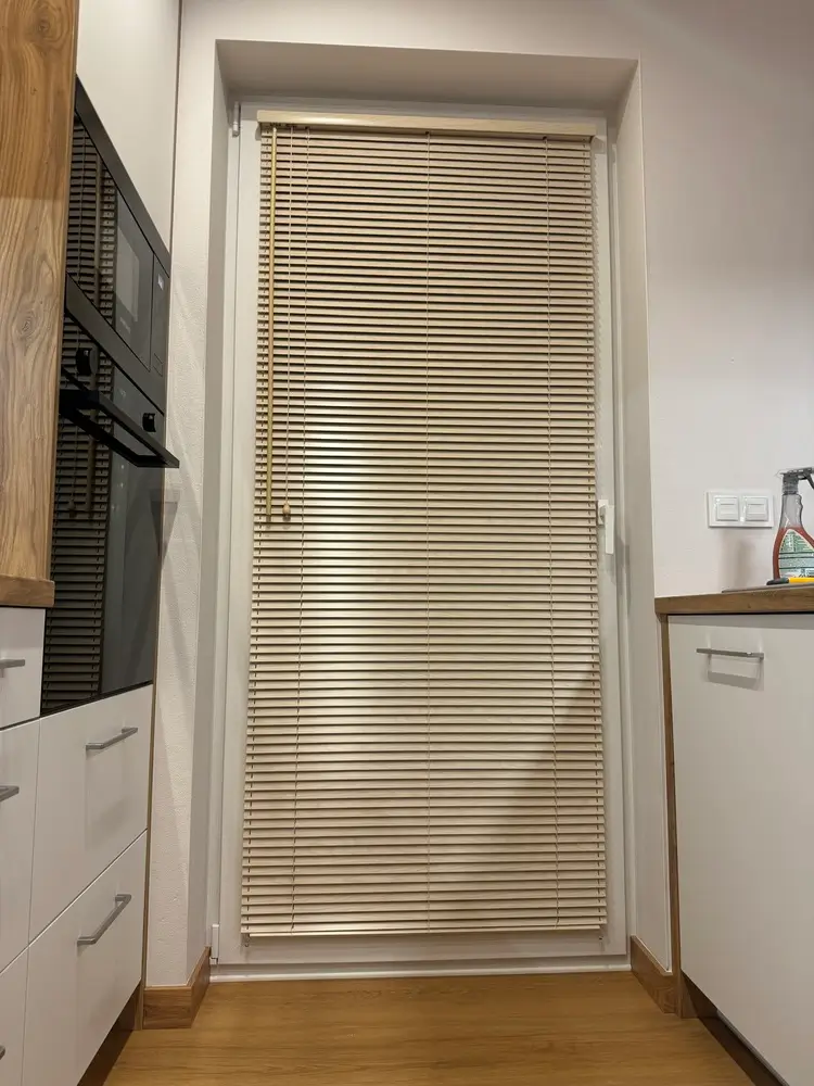 żaluzje drewniane w drzwiach