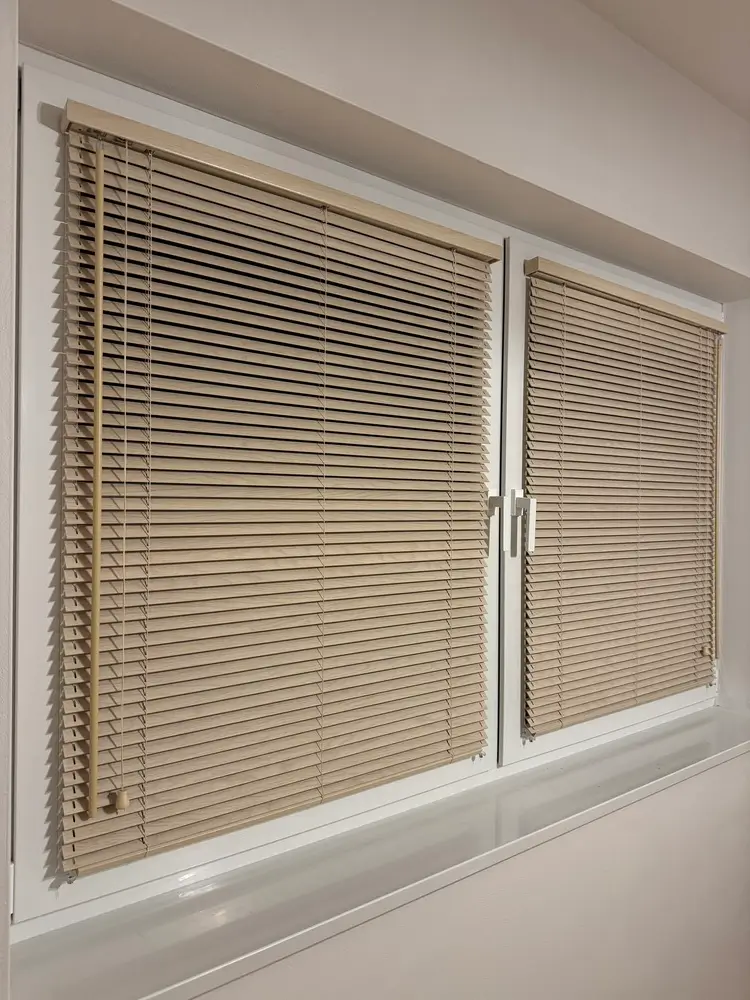 żaluzje drewniane w oknie