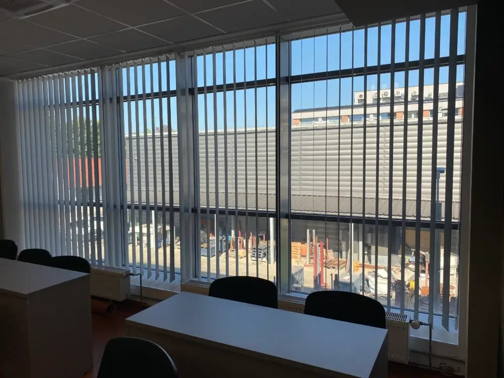 żaluzje pionowe w biurze